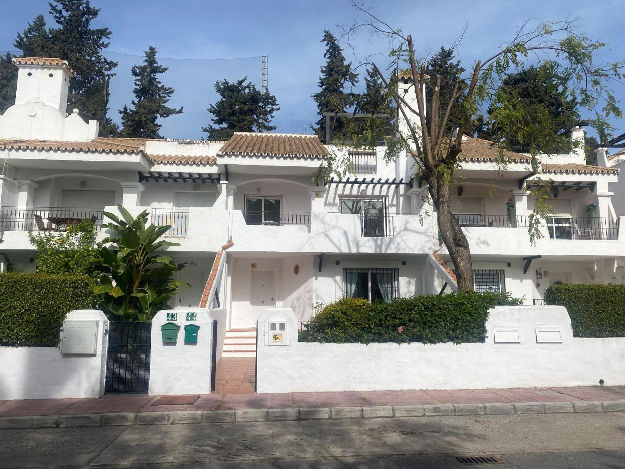 Сasa de vacaciones Newly Refurbished Townhouse Naranjos, Puerto Banus *